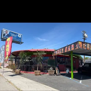 the outside of the restaurant