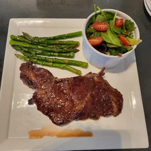 Ribeye with asparagus and side salad