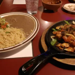 Chicken fajita with rice, beans and guscamole.