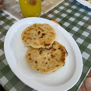 Famous Pupusas de Loroco con su agua de ensalada de fruta
