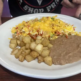 Chilaquiles con papas y frijoles refritos.