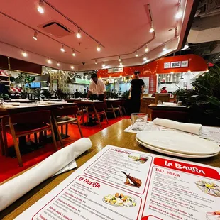 La Barra centered in the market with red floor