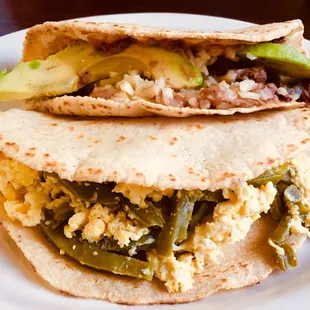 Nopalitos con huevo y carne taco norteño en tortilla de maíz.