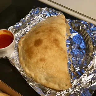 Looks good, GREAT crust and very good sauce, need more sauce, ask for more sauce!