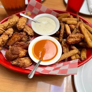 chicken wings and dipping sauce