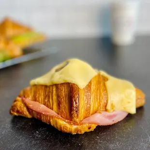 BRAND NEW | Le Croissant au Jambon et Fromage