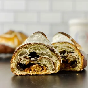Le S&apos;mores Croissant 
Flaky butter croissant, traditional chocolate batons, a graham cracker crunchy and house made Italian meringue.