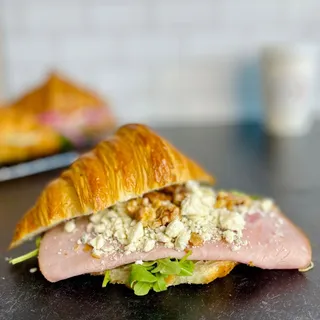 Le Croissant Frenchie