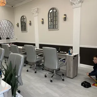 Beautiful new nail salon! Worth the wait for the remodel.