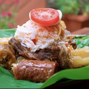 Baho Nicaragüense: yuca, carne de res, vegetales, plátano verde y maduro