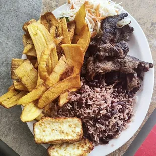 Carne Asada Estilo Nicaragüense: It has Gallopinto, Tajadas, Carne asada, Queso frito, y ensalada de repollo.