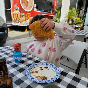 My daughter's quesabirria the size of her head lol