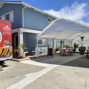 the outside of the restaurant