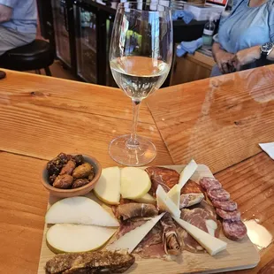 My favorite is the olives  the prosciutto, and the fig. Im sipping a Portugal  Whit Wine