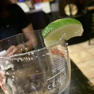 Cerveza  y sal . La dependiente  muy jocosa quita la sal con cervilleta .