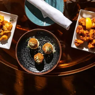 food, chicken wings and fried chicken