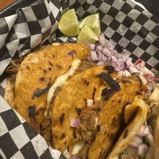 Birria tacos con queso