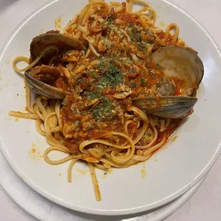 a plate of spaghetti with clams