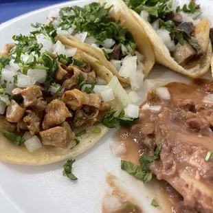 Tripas, Cabeza, y lengua Tacos