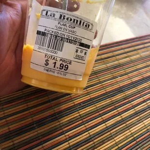 Compre este flan ayer por la tarde y se miraba muy rico pero  no save mas que azucar con agua no lo recomiendo