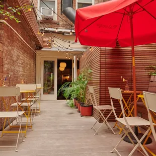 Outdoor dining backyard