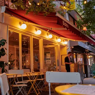 the outside of the restaurant