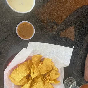 Queso, salsa and chips