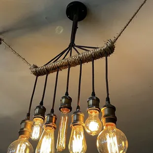 a cluster of light bulbs hanging from the ceiling