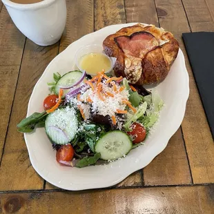 Breakfast sandwich w/salad