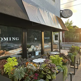 the outside of a bakery
