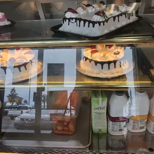 The cakes are so pretty!