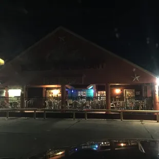the outside of the restaurant at night