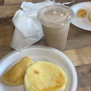 Arepa con Queso, empanada de carne y Milo Frio  Sabor a mi tierrita