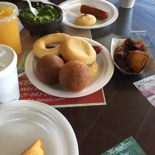 Pan de bono, almojabanas, chorizo, chicarrón, buñuelos y arepa con queso!!