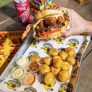 Tropical burger y papita criolla