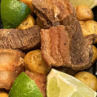 Chicharrón y papas creole