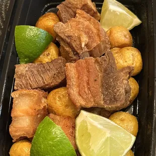chicharrón con papa creole