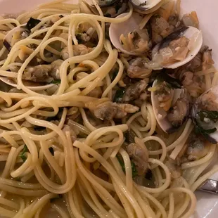 a plate of pasta and clams