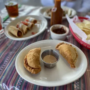 2 Empanas de Pollo con Queso