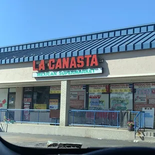 the outside of a restaurant