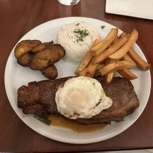 Chuleton De Ribeye Cocido a La Parrilla Y Servido a Lo Pobre