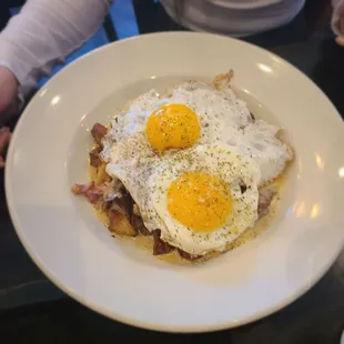 Gouda fondue potatoes with mushrooms and bacon and eggs