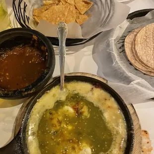 Queso Fundido con Salsa Verde