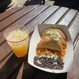 Empanadas con queso &amp; The Wild One margarita