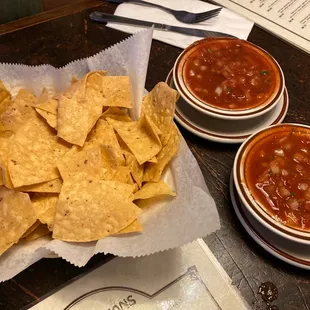 Table chips with salsa