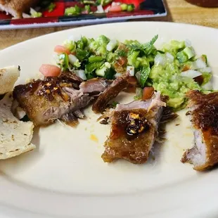Chicharrón con guacamole