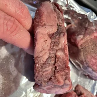 Shows the uneven slice
