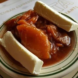 Cascos de Guayaba con Queso Crema