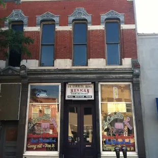 Exterior of La Carreta Rosa.