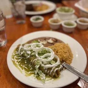 Taquitos en salsa verde